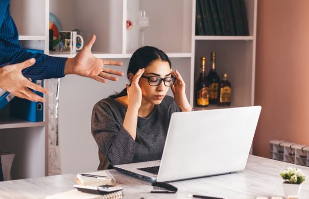 mujer sufriendo mobbing laboral